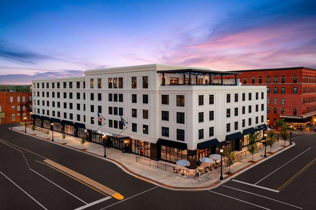 Hotel The Bradley Fort Wayne Exterior foto